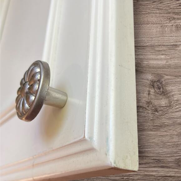 Stone Mill CP29-SN Satin Nickel Holland Cabinet Knob Flower Daisy W/ Hardware - Picture 4 of 10